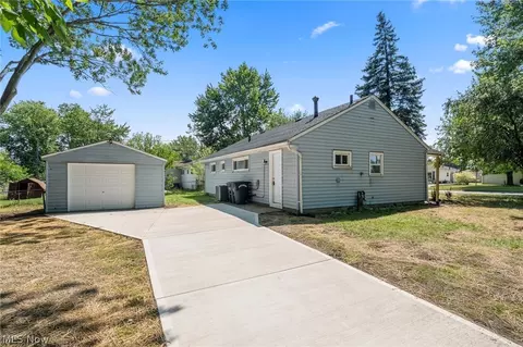 Exterior - 500 Willow Park Rd, Elyria, OH 44035 photo 2 of 4