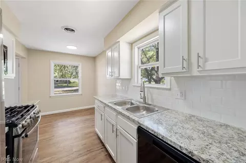 Entry Way - 500 Willow Park Rd, Elyria, OH 44035 photo 1 of 2