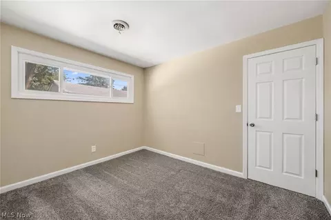 Bedroom - 500 Willow Park Rd, Elyria, OH 44035 photo 5 of 11