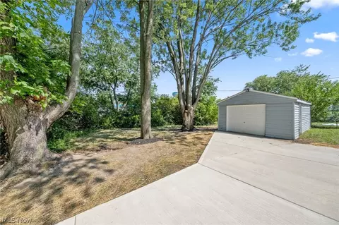 Exterior - 500 Willow Park Rd, Elyria, OH 44035 photo 3 of 4