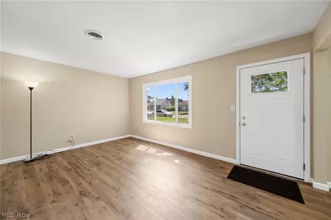 Living - 500 Willow Park Rd, Elyria, OH 44035 photo 4 of 5