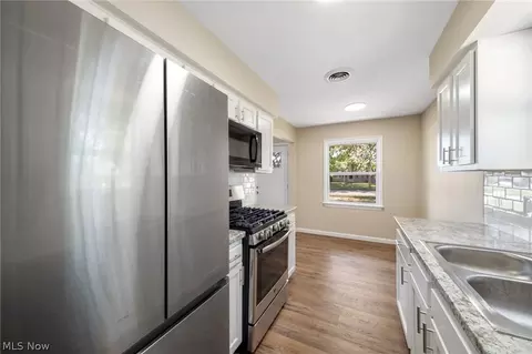 Kitchen - 500 Willow Park Rd, Elyria, OH 44035 photo 3 of 3