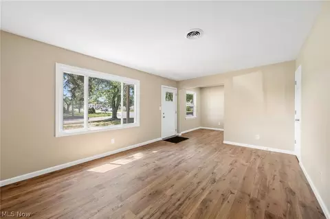 Living - 500 Willow Park Rd, Elyria, OH 44035 photo 2 of 5