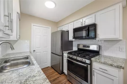 Kitchen - 500 Willow Park Rd, Elyria, OH 44035 photo 2 of 3