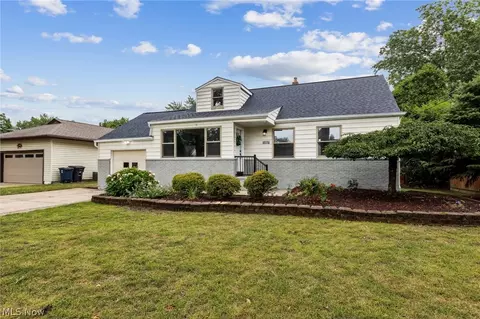 1407 Sunview Rd, Lyndhurst, OH 44124
