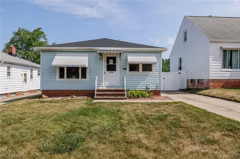 9114 Pinegrove Ave, Parma, OH 44129
