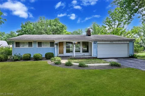 7885 Cambridge Dr, Brecksville, OH 44141