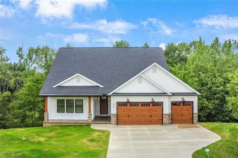 2861 Lakeview Dr, Uniontown, OH 44685