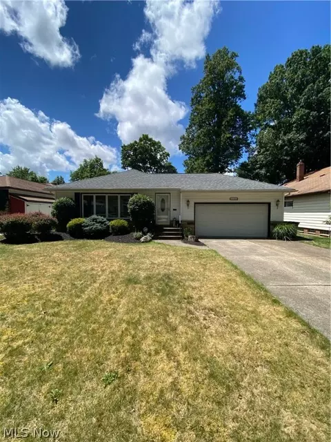 1112 Haverston Rd, Lyndhurst, OH 44124