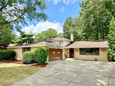 953 E Dartmoor Ave, Seven Hills, OH 44131