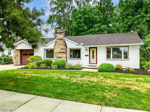 2112 Tyrone St, Akron, OH 44312
