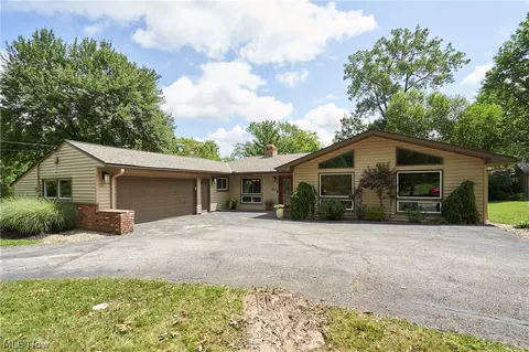2827 Medfield Rd, Pepper Pike, OH 44124