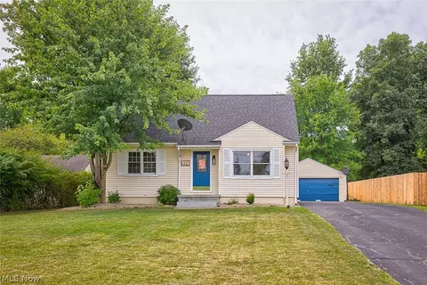 275 Eldon Dr NW, Warren, OH 44483