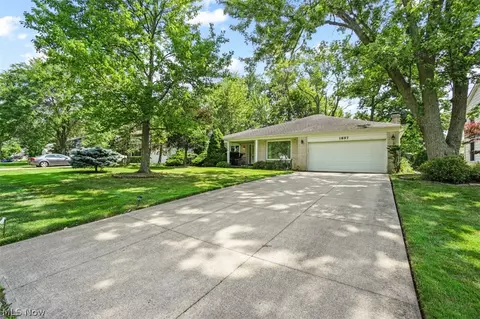 1897 Winchester Rd, Lyndhurst, OH 44124