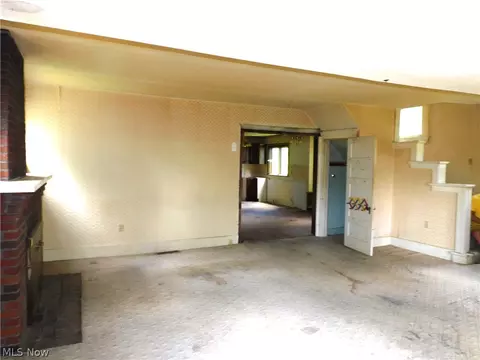 Living - 4031 S Ridge Rd E, Ashtabula, OH 44004 photo 2 of 4