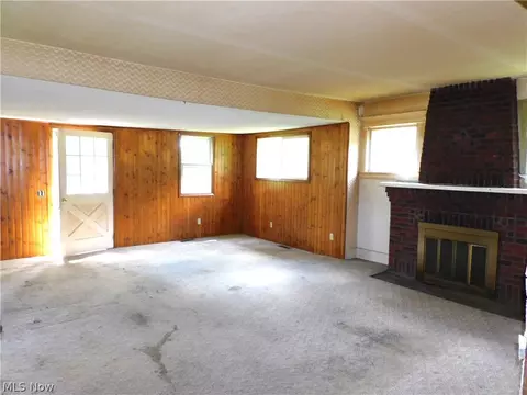 Living - 4031 S Ridge Rd E, Ashtabula, OH 44004 photo 3 of 4
