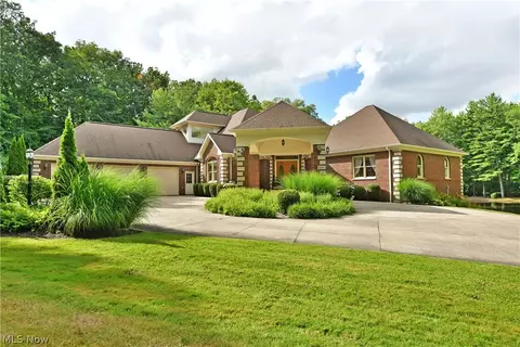 9220 Trish Ln, Chardon, OH 44024