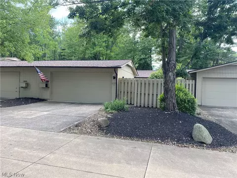 19761 Dell Dr, Strongsville, OH 44149