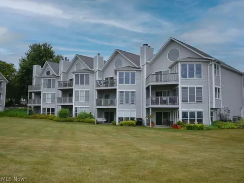 657 2nd St #6C, Fairport Harbor, OH 44077
