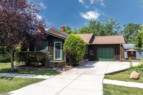 576 Maplewood Ave, Sheffield Lake, OH 44054