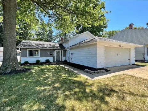 393 Waterbury Dr, Eastlake, OH 44095