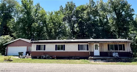 8276 Moravian Trail Rd SE, Uhrichsville, OH 44683