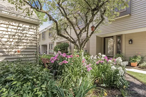 17543 Fairlawn Dr, Chagrin Falls, OH 44023