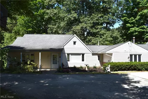 8680 Lewis Rd, Olmsted Falls, OH 44138