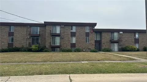 16100 Maple Park Dr #B16, Maple Heights, OH 44137
