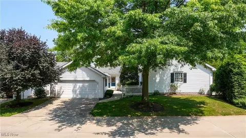 656 Fairfield Ln, Aurora, OH 44202