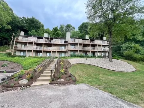 7358 Crestview Dr SW, Sherrodsville, OH 44675