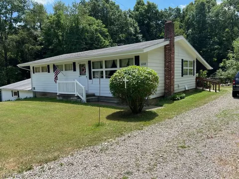 6268 Echo Lake Rd, New Philadelphia, OH 44663