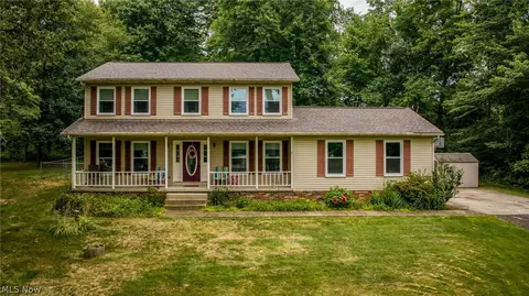 690 Oakhaven Dr, Mogadore, OH 44260