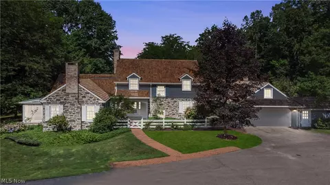 1125 Fox Hill Dr, Gates Mills, OH 44040