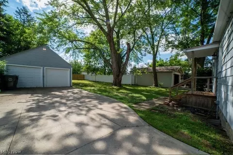 209 N Pardee St, Wadsworth, OH 44281 photo 2