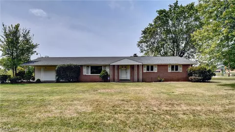 2520 Chaucer Dr NE, Canton, OH 44721