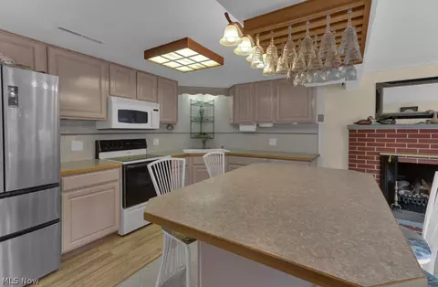 Kitchen - 93 E Mohawk Dr, Malvern, OH 44644 photo 1 of 5