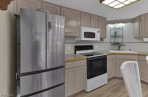 Kitchen - 93 E Mohawk Dr, Malvern, OH 44644 photo 3 of 5