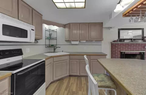Kitchen - 93 E Mohawk Dr, Malvern, OH 44644 photo 2 of 5