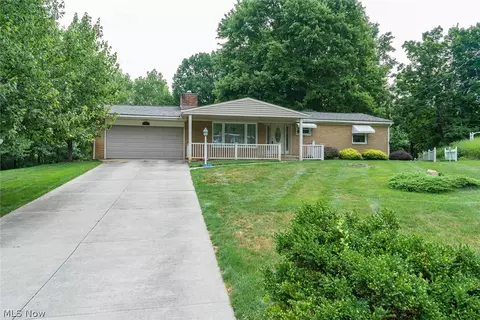 1376 Devon Dr NW, North Canton, OH 44720