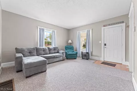 323 Daisy Ave, Berea, OH 44017 photo 4