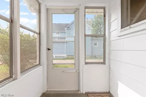 323 Daisy Ave, Berea, OH 44017 photo 3