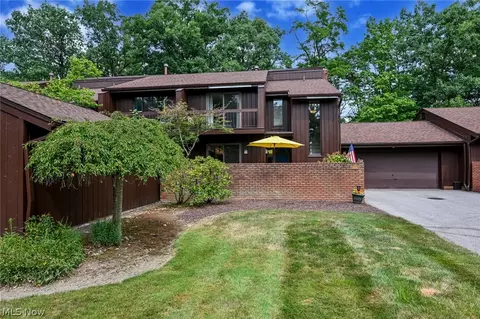 958 Trimble Pl, Sagamore Hills, OH 44067