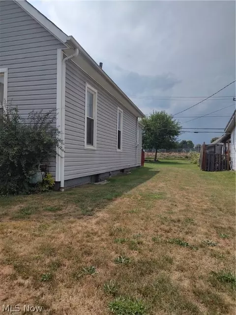 685 John St, Coshocton, OH 43812 photo 2