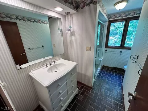 Bath - 2551 River Rd, Willoughby Hills, OH 44094 photo 2 of 5
