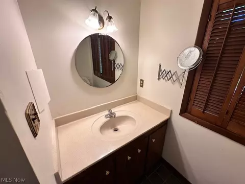 Bath - 2551 River Rd, Willoughby Hills, OH 44094 photo 5 of 5