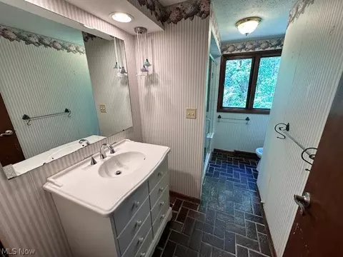 Bath - 2551 River Rd, Willoughby Hills, OH 44094 photo 1 of 5