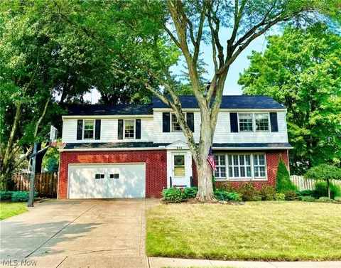 956 Eastlawn Dr, Highland Heights, OH 44143