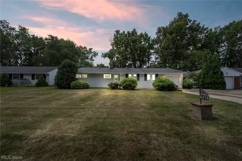 8474 Hallnorth Dr, Mentor, OH 44060