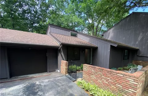 1032 Canyon View Rd, Northfield, OH 44067